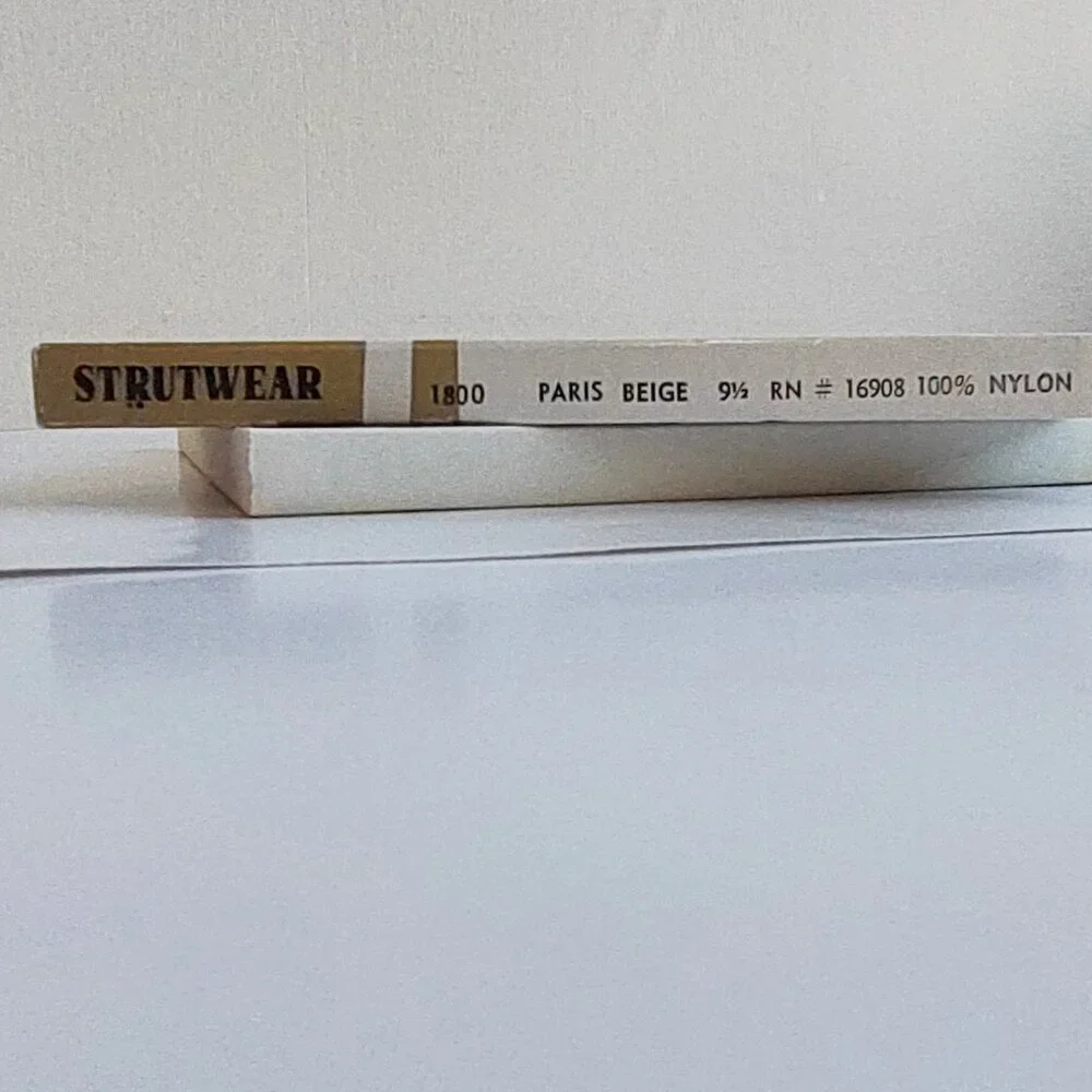 Vintage Strutwear Stockings Size 9.5 Nylon 4-Pairs Paris Beige Glam New in Box